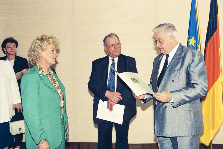 Photo 6 : Handover of the Cross of Merit