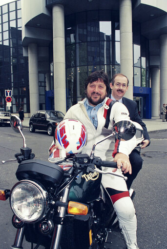 Zdjęcie 5: Roger BARTON posing on his motorcycle with his fellow MEPs, in his fight to oppose the proposal of the Commissioner in charge of Industrial Affairs, Information Technologies and Telecommunications, to restrict the sale of superbikes.