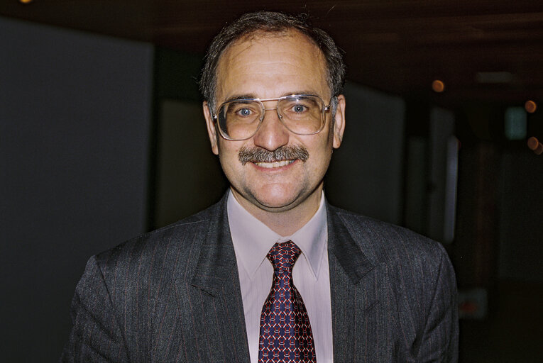 Fotogrāfija 2: Portrait of MEP in October 1994