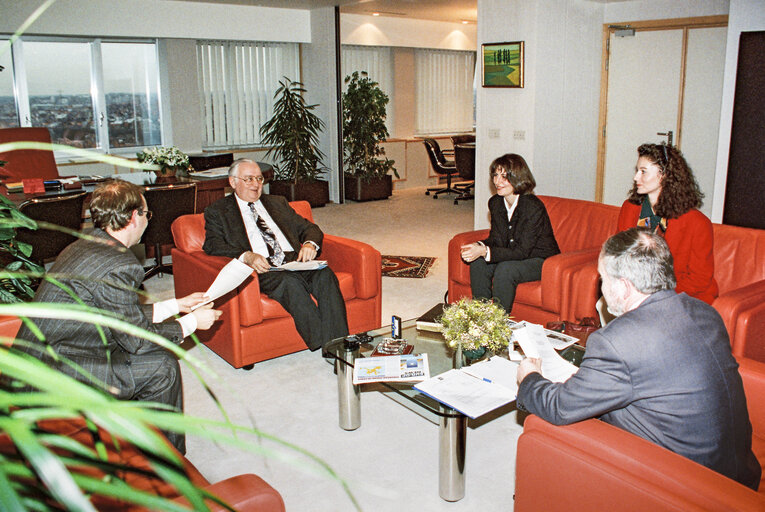 Fotografie 1: Egon KLEPSCH - EP President in a meeting in his Office