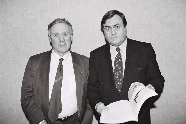 Fotografia 3: British MEPs of the Labour party react to the EC Green Paper on the European Social Policy of November 1993