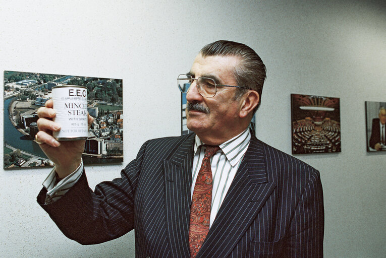 Fotografie 2: MEP Edward T. KELLETT-BOWMAN with a can of minced steak