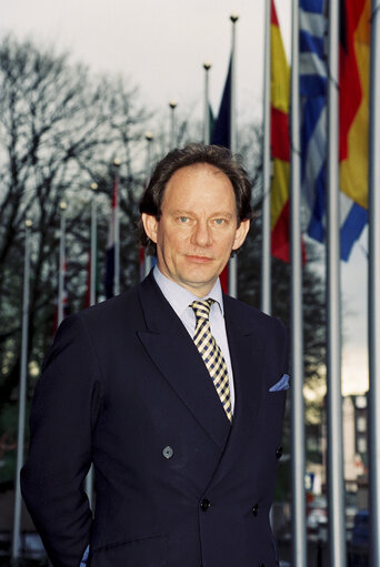 Foto 5: Portrait of Edward McMILLAN SCOTT outside the EP in Brussels.