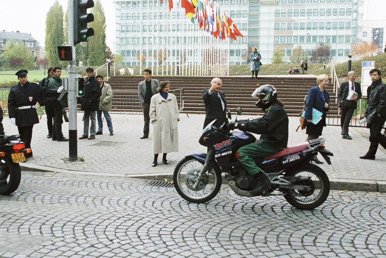 Foto 3: MEPs show their concern for motorbikers safety before a plenary session in Strasbourg