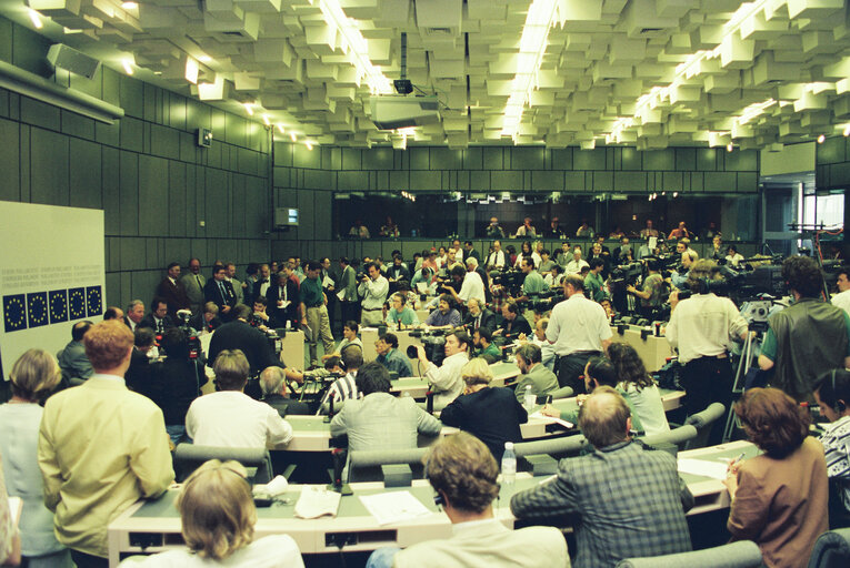 Fotografi 3: Klaus KINKEL, German Foreign Affairs Minister and Jacques SANTER, Luxembourg Prime Minister  at a press conference in Strasbourg in July 1994.