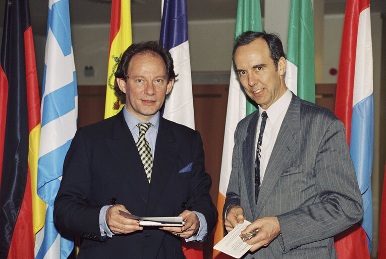 Foto 3: Edward McMILLAN SCOTT with  guest at the EP in Brussels