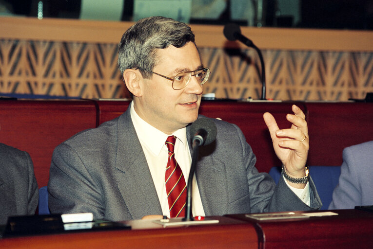 Suriet 10: Bruno GOLLNISCH in plenary session in Strasbourg, april 1994