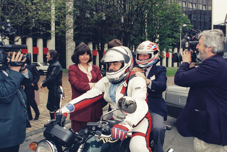 Foto 1: Demonstration to oppose the proposal of the Commissioner in charge of Industrial Affairs, Information Technologies and Telecommunications, to restrict the sale of superbikes.