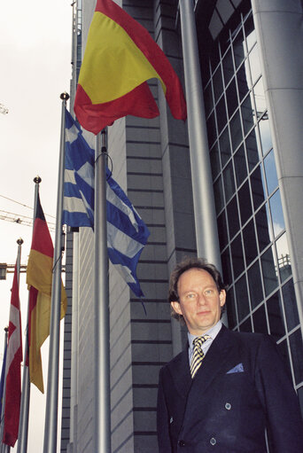 Foto 6: Portrait of Edward McMILLAN SCOTT outside the EP in Brussels.