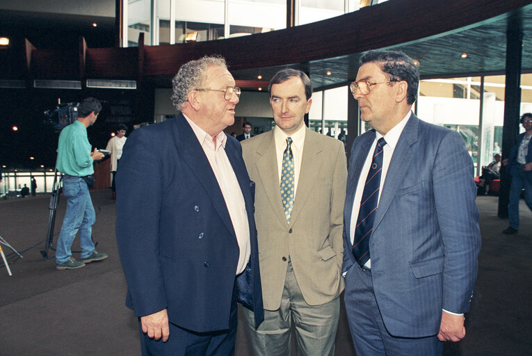 MEPs Mark KILLILEA and John HUME meet journalist at the European Parliament in Strasbourg