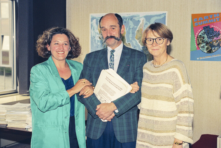 Fotó 1: Handover of a petition  Sauvons la vallee d' Aspe et le Piemont Pyreneen