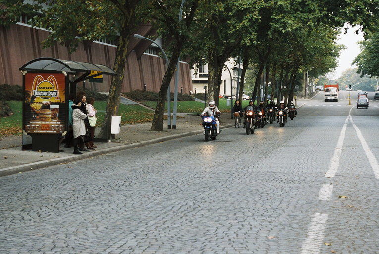 Foto 4: MEPs show their concern for motorbikers safety before a plenary session in Strasbourg