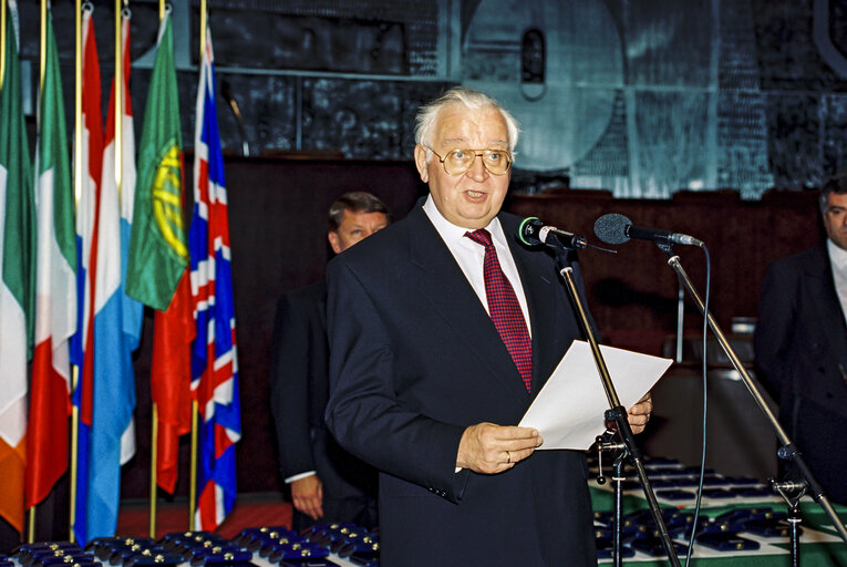 Foto 2: Opening speech by the EP President at the medal award ceremony for civil servants.