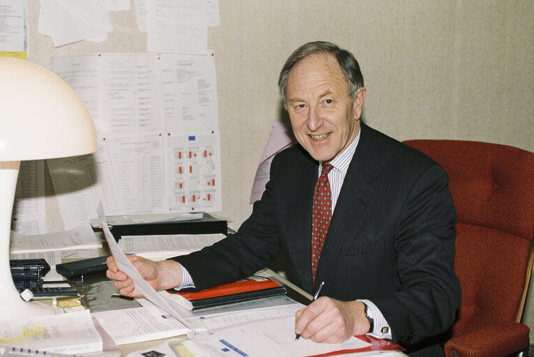 Fotografija 2: The MEP Christopher JACKSON in Brussels in March 1994.