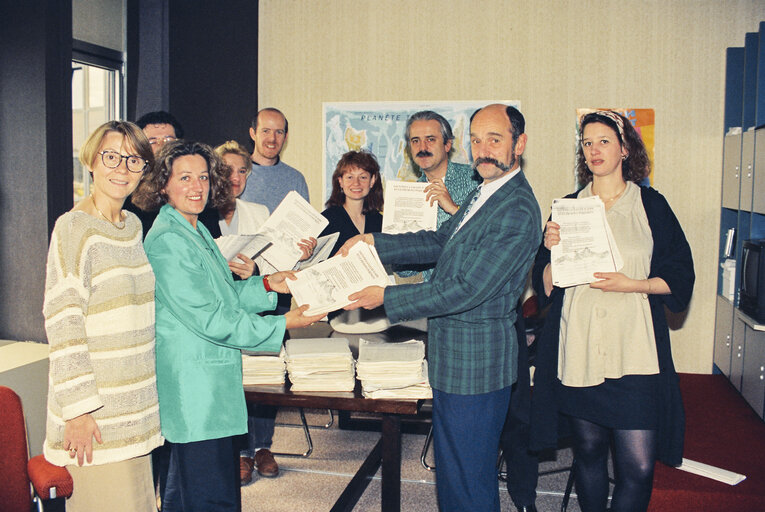 Foto 2: Handover of a petition  Sauvons la vallee d' Aspe et le Piemont Pyreneen