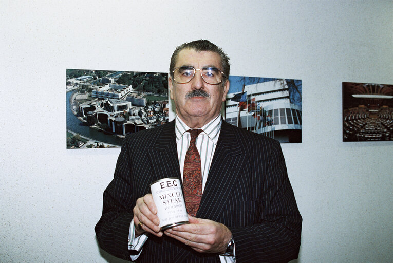 Fotografie 3: MEP Edward T. KELLETT-BOWMAN with a can of minced steak