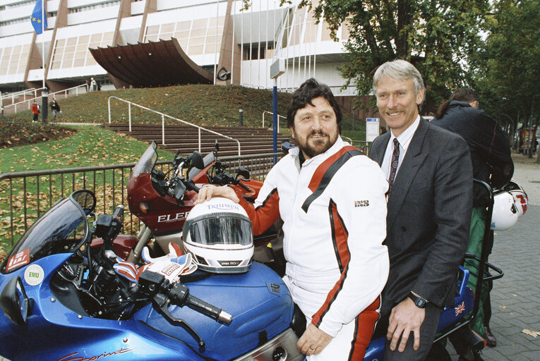 Foto 6: MEPs show their concern for motorbikers safety before a plenary session in Strasbourg