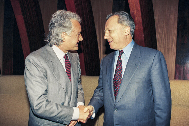 Valokuva 2: Jacques DELORS - EC President meets with MEP Luigi Alberto COLAJANNI