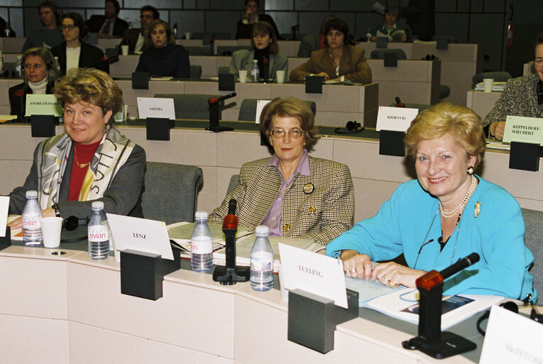 Zdjęcie 1: The MEPs Anna HERMANS, Marlene LENZ, Astrid LULLING during a meeting in Strasbourg in March 1994.