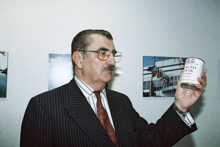 Fotografie 4: MEP Edward T. KELLETT-BOWMAN with a can of minced steak