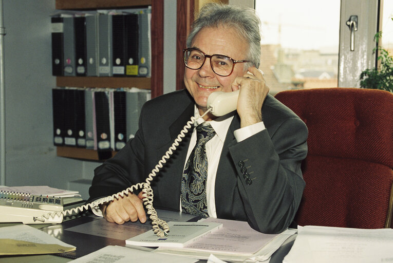 Fotografija 3: The MEP Kenneth COATES in Brussels in March 1994.