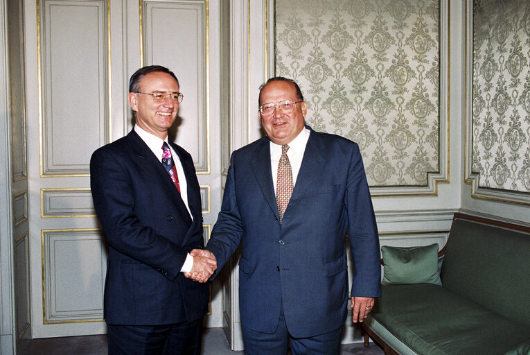 Fotografie 2: Jean Luc Dehaene meeting Klaus HANSCH EP president in his first minister's residence