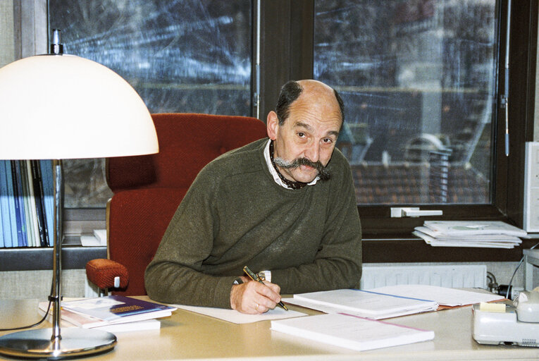 Foto 3: MEP Jean-Pierre RAFFIN at the European Parliament in Brussels