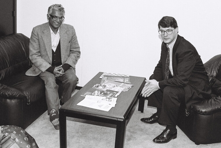 Fotografija 2: MEP David MARTIN meets with a guest in his office in Strasbourg