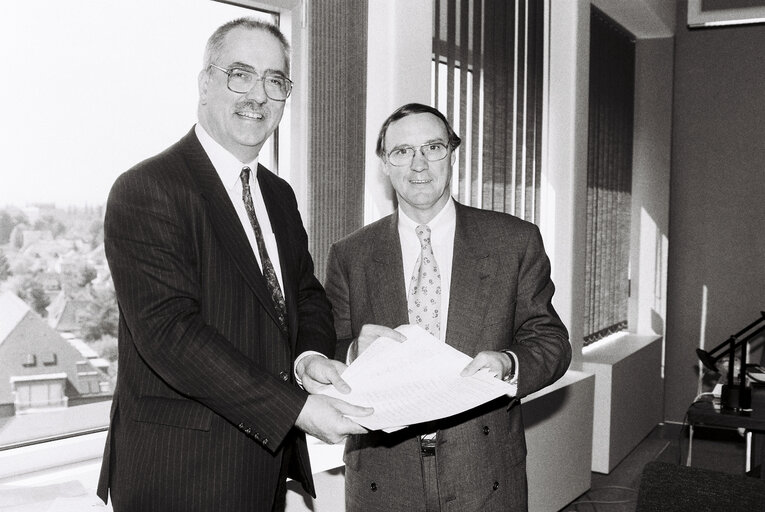 Fotografia 8: MEP Lyndon HARRISON meets with European Commissioner Karel VAN MIERT