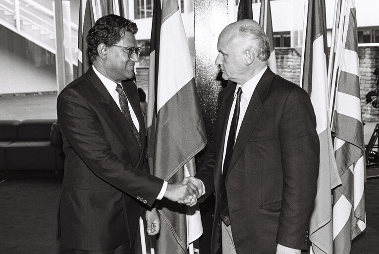 Fotografie 3: MEP Michael McGOWAN meets with guests  in Strasbourg