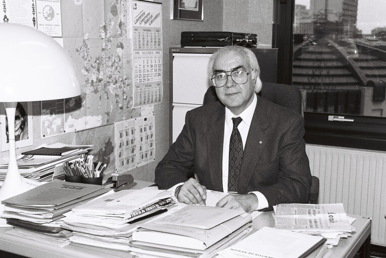 Fotó 2: MEP Artur da CUNHA OLIVEIRA in his office in Strasbourg