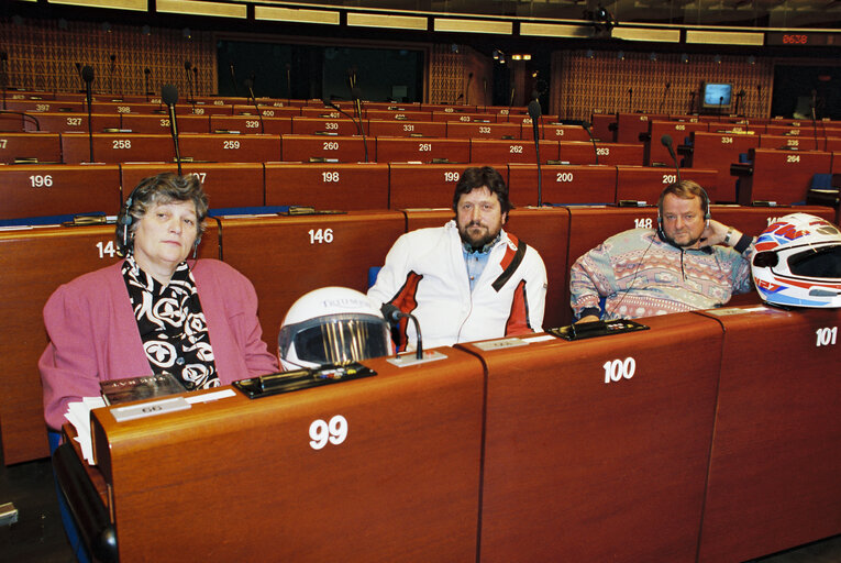 Foto 4: MEPs show their concern for motorbikers safety during a plenary session in Strasbourg