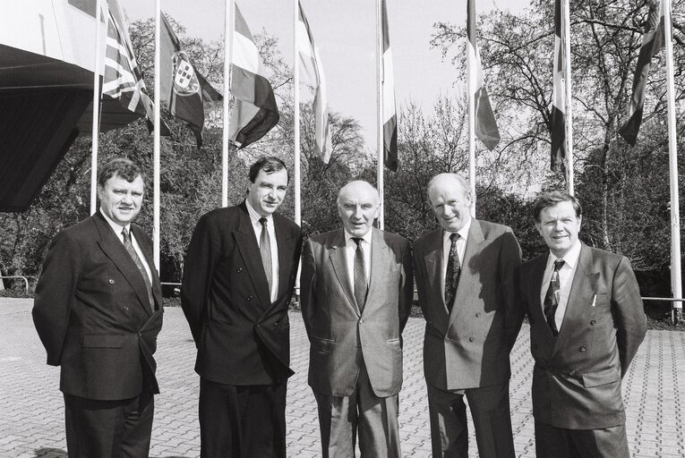 Fotografija 13: MEPs John Walls CUSHNAHAN, Patrick Mark COONEY and John Joseph McCARTIN at the European Parliament in Strasbourg