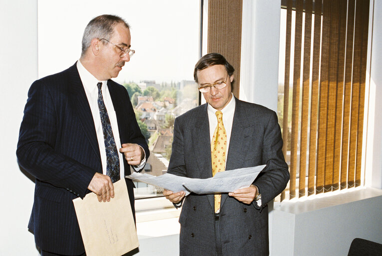 Fotografia 6: MEP Lyndon HARRISON meets with European Commissioner Karel VAN MIERT at the European Parliament in Brussels