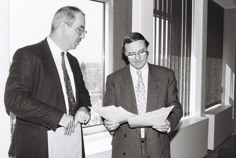 Fotografia 9: MEP Lyndon HARRISON meets with European Commissioner Karel VAN MIERT