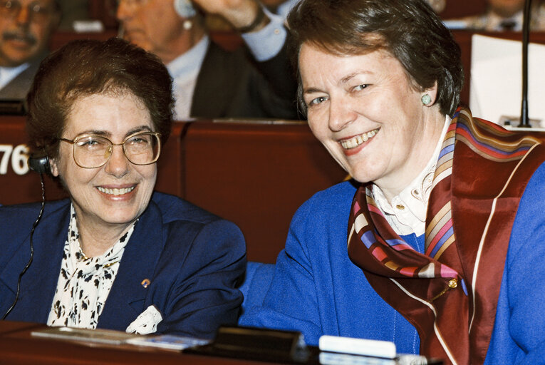 Fotografija 17: PMEPs Elda PUCCI and Hedwig KEPPELHOFF WIECHERT at the European Parliament in Strasbourg