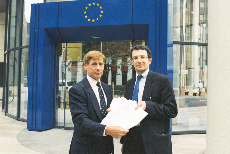 Fotografija 2: Handover of a petition by MEPs Barry SEAL and Edward NEWMAN