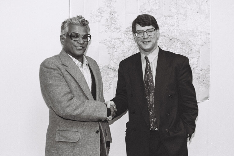 Fotografija 4: MEP David MARTIN meets with a guest in his office in Strasbourg