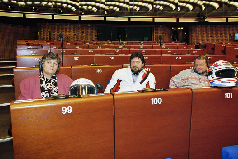 Fotografia 3: MEPs show their concern for motorbikers safety during a plenary session in Strasbourg