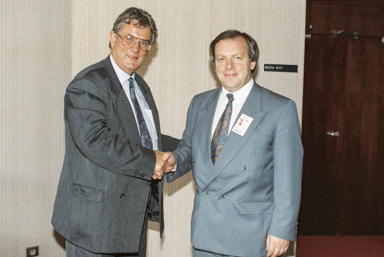 Zdjęcie 10: MEP John TOMLINSON meets with Gordon TAYLOR at the European Parliament in Strasbourg