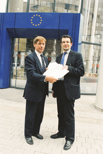 Fotografia 1: Handover of a petition by MEPs Barry SEAL and Edward NEWMAN