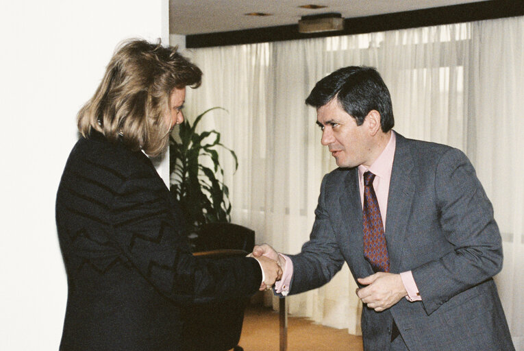 Photo 5: EP President is handed over a sculpture from a Belgian artist