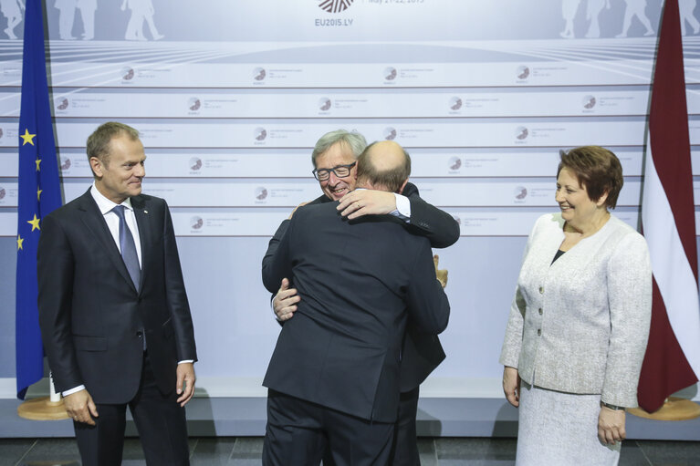 Suriet 5: Eastern Partnership summit in Riga,   Official welcome for the Heads of the Delegations. Donald TUSK -  President of the European Council, Jean-Claude JUNCKER - President of the European Commission, Laimdota STRAUJUMA - , Prime Minister of Latvia  welcome Martin SCHULZ - President of the European Parliament .