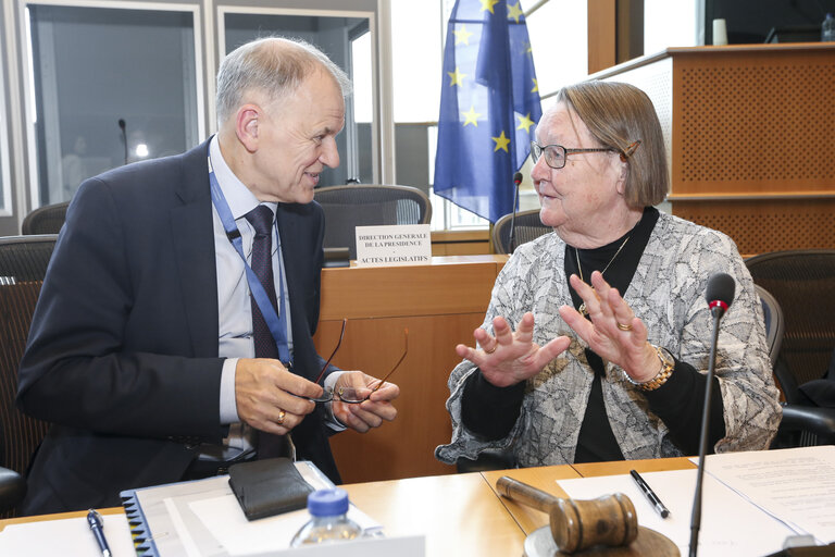 Fotografi 8: Agreement between Parliament, Council and Commission on final wording of the European Law on Transmissible Animal Diseases