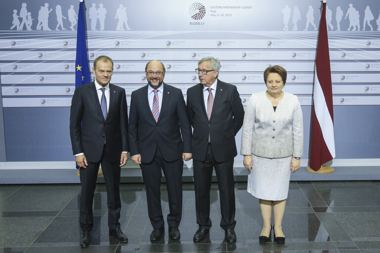 Suriet 1: Eastern Partnership summit in Riga,   Official welcome for the Heads of the Delegations. Donald TUSK -  President of the European Council , Jean-Claude JUNCKER - President of the European Commission, Laimdota STRAUJUMA - , Prime Minister of Latvia  and Martin SCHULZ - President of the European Parliament .