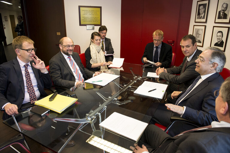 Снимка 4: Manuel SILVA CALDEIRA, President of the Court of Auditors, on the right, facing Martin SCHULZ, during a meeting at the Court of Auditors in Luxembourg.