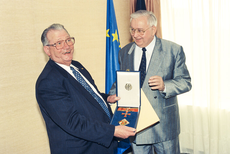 Photo 7 : Handover of the Cross of Merit