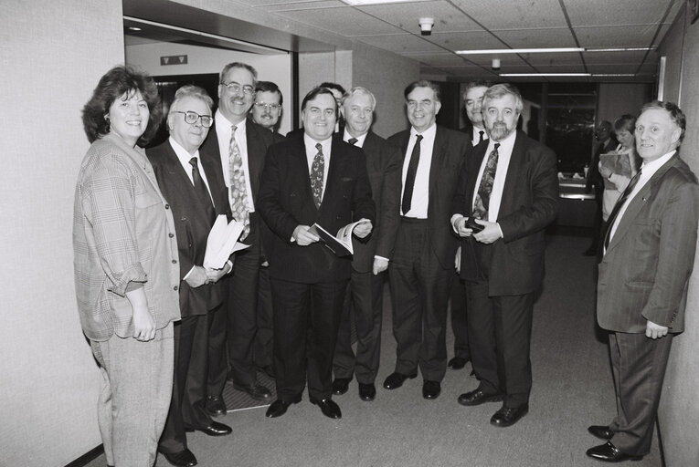 Fotografia 4: British MEPs of the Labour party react to the EC Green Paper on the European Social Policy of November 1993