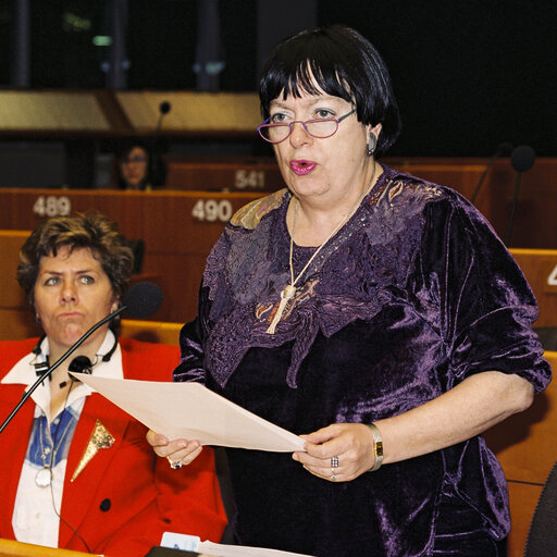 Fotografija 3: Portrait of MEP Lissy GR?ñNER and Karin JUNKER in the hemicycle during the Plenary Session at the EP in Brussels