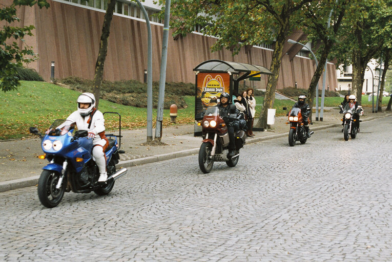 Foto 7: MEPs show their concern for motorbikers safety before a plenary session in Strasbourg